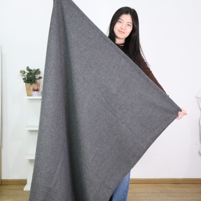 ผ้าห่มสีเทาเข้ม